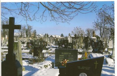 Katolska kyrkogården. I förgrunden en tysk och en tjeckisk gravsten. Katolska kyrkogården. I förgrunden en tysk och en tjeckisk gravsten.